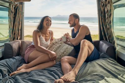 Schlafplatz mit Aussicht im Camper UltimaPlus Elite von Maui Neuseeland