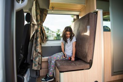 Großzügiger Sitzbereich im Camper UltimaPlus Elite von Maui Neuseeland