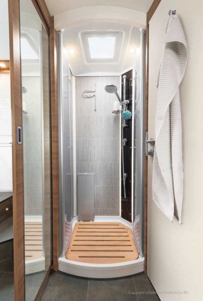Dusche im Bad des Campers Premium Luxury von McRent Deutschland
