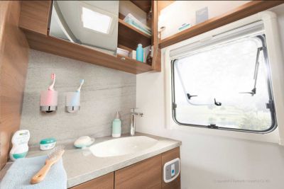 Waschbecken im Bad des Campers Premium Luxury von McRent Deutschland