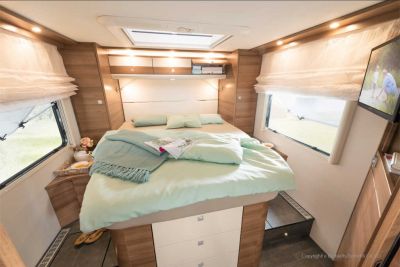 Schlafbereich des Campers Premium Luxury von McRent Schweiz
