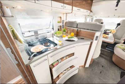 Kochbereich des Campers Premium Luxury von McRent Schweiz