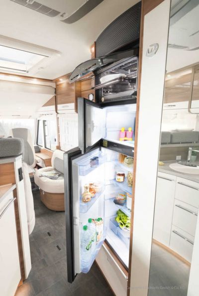 Kühlschrank des Campers Premium Luxury von McRent Schweiz