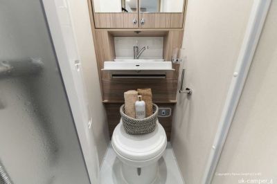 Das funktionale Badezimmer des UK-Camper 4 von Mc Rent UK