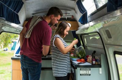 Gemeinsam Speisen zubereiten im Camper Highball von Mighty Australien