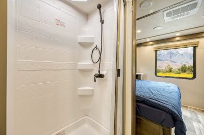 Roadbear USA Class U (A) 30-32ft Dusche im Badezimmer