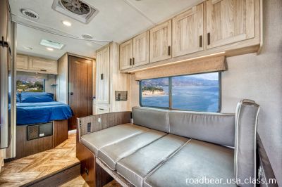 Essbereich wird Schlafbereich im Roadbear USA Class M (C) 23-25ft