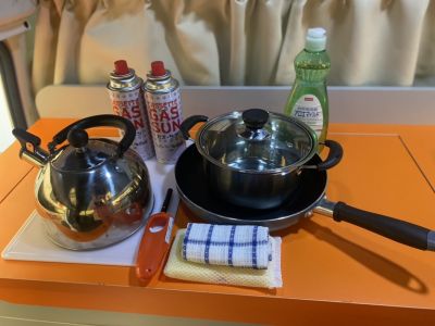 Die Küchenausstattung des Kuga Campers von Travllers Autobarn in Japan