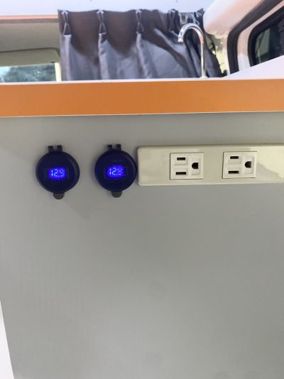 Elektrik und USB Anschlüsse im Kuga Camper von Travellers Autobarn in Japan
