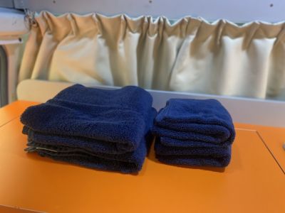 Zu der Ausstattung des Kuga Camper von Travellers Autobarn in Neuseeland gehören Handtücher