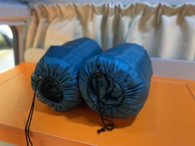 Kuschelige Schlafsäcke im Kuga Camper von Travellers Autobarn in Japan