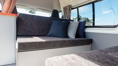 Gemütlicher Loungebereich im Travellers Autobarn HI 5 Campervan Australien