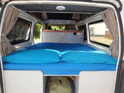 Camper Kuga von Travellers Autobarn Neuseeland Bett mit Stauraum