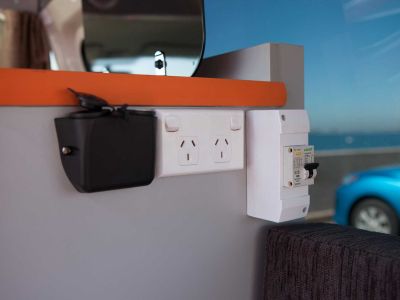 Camper Kuga von Travellers Autobarn Neuseeland USB 12V 240 V