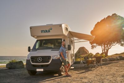 Geschützt unter der Markise des Beach Elite Camper von Maui Australien