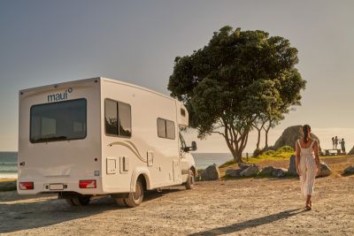 Geparkt am Baum Beach Elite Camper von Maui Australien