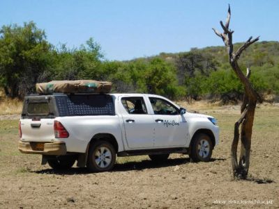 Der Toyota Hilux von Africar ist bestens geeignet für eine Safari in Afrika