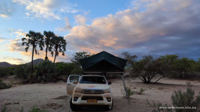Das Nachtlager wird aufgeschlagen, flexibel unterwegs mit dem Toyota Hilux von Africar