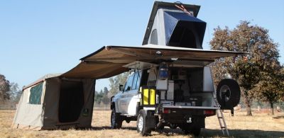 Aufgebaute Zelte und Markise, AVIS Afrika Rentals Landcruiser 4.2 