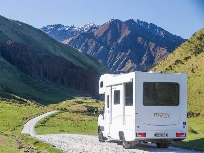 Camper Big Six von Mighty Neuseeland Fahrt Berge