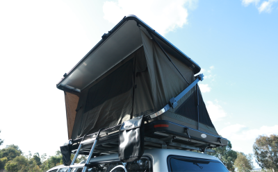 Erholsamer Schlaf im beleuchteten Dachzelt des 4WD Explorer von Bivouac Australien