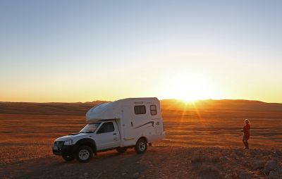 Mti dem Bobo-Campers Afrika Discoverer FunX 4x4 in den Sonnenuntergang fahren