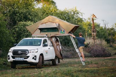 Aufgestelltes Dachzelt des SE 4WD Toyota Single Cab 2 Bett, Britz Afrika 