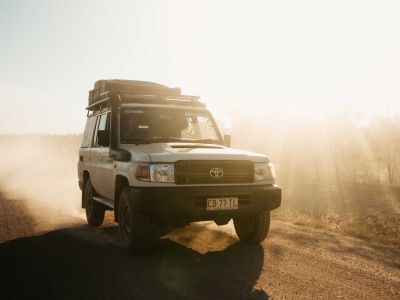 Fahrt im Britz Safari 4WD Rooftop Camper Australien