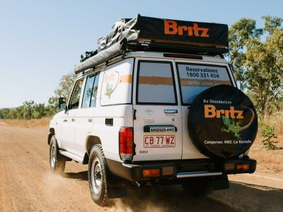 Fahrt im Britz Safari 4WD Rooftop Camper Australien