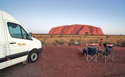 Am Ayers Rock mit dem Campervan Venturer von Britz Australien