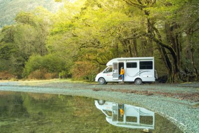 Spiegelbild im Wasser des Wohnmobils Discovery Camper von Britz Neuseeland