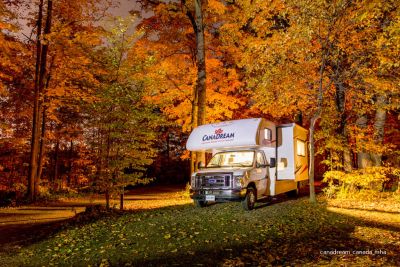 Unter Bäumen mit dem Canadream Canada  MHA-Wohnmobils