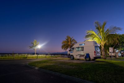 Unter australischem Nachthimmel mit dem Endeavour Camper von Cheapa Australien
