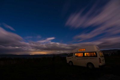 Abendhimmel über dem 2-Bett-Kompaktcamper Hitop von Cruisin Australien