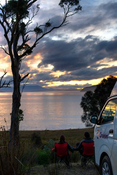 Sonnenuntergang mit dem 2-Bett-Kompaktcamper Hitop von Cruisin Australien