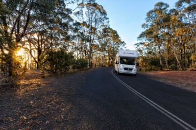Fahrt im Motorhome Deluxe mit Alkoven von Cruisin Australien