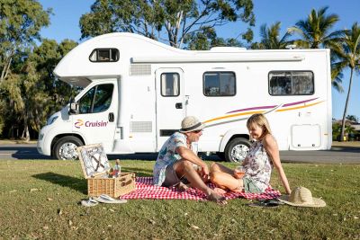 Picknick vor dem Motorhome Deluxe mit Alkoven von Cruisin Australien