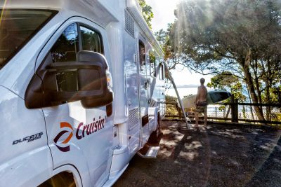 Unterwegs zu Surfspots mit dem Motorhome Deluxe mit Alkoven von Cruisin Australien