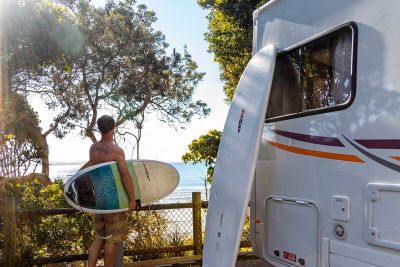 Unterwegs zu Surfspots mit dem Motorhome Deluxe mit Alkoven von Cruisin Australien