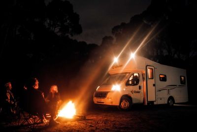 Am Lagerfeuer mit dem Motorhome Seeker mit Alkoven von Cruisin Motorhomes Australien