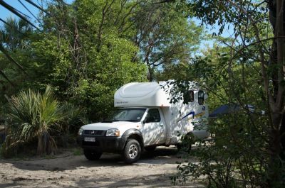 Mti dem Bobo-Campers Afrika  Discoverer FunX2 unter Bäumen