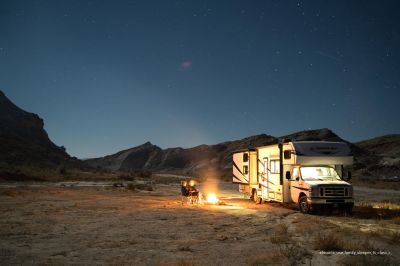 El Monte FS31 USA bei Nacht mit Lagerfeuer
