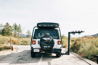 Heckansicht des bestCAMPER Jeep Campers 4x4 von Escape USA