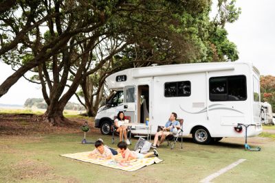Auf dem Campingplatz mit Familie und dem Beach Camper von Maui in Neuseeland