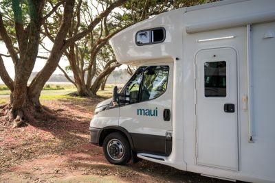 Seitenansicht von dem Beach Elite Camper von Maui in Neuseeland