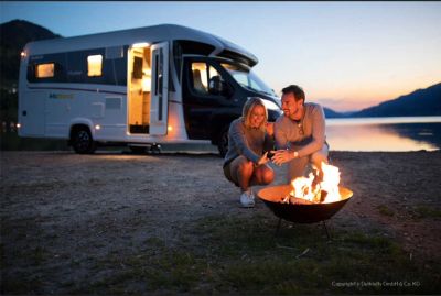 Romantisches Lagerfeuer, unterwegs mit dem Comfort Plus von McRent Schweiz