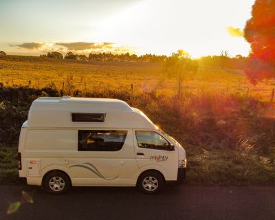Den Sonnenuntergang genießen mit dem DoubleDown Camper von Mighty in Australien
