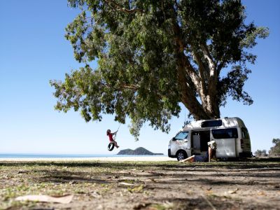Am Baum schaukeln vor dem Highball Camper von Mighty Australien