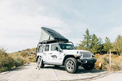 Automatisches Dachzelt des bestCAMPER Jeep Campers 4x4 von Escape USA