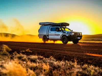 Sonnenuntergang Red Sands Allrad Camper Australien bis 5 Personen